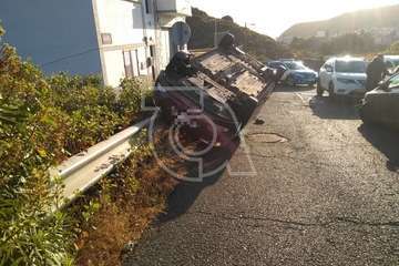Una joven herida en un aparatoso vuelco de un camino en Telde (Foto TA)